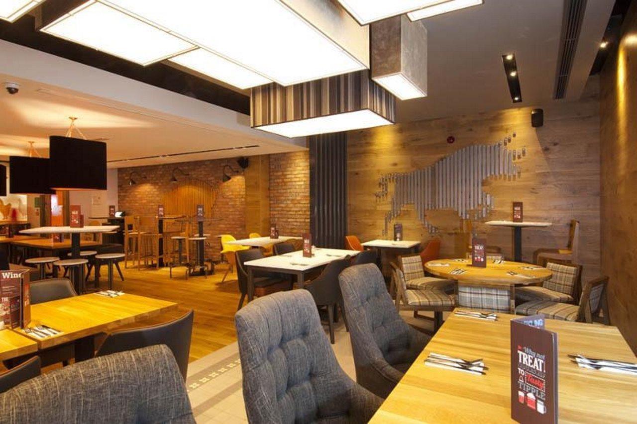 Premier Inn Halifax Town Centre Exteriör bild